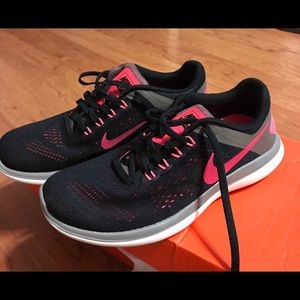 Authentic NIKE Flex ladies running shoes *NWOT*